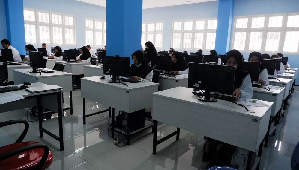 SELEKSI: Calon PPPK formasi 2023 di lingkungan Pemkot Mojokerto saat mengikuti uji kompetensi di Kota Surabaya tahun lalu. (dok.jprm)
