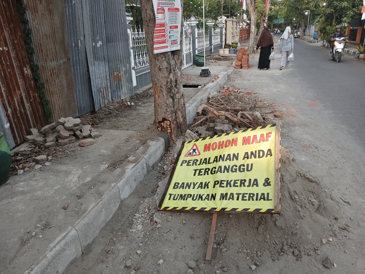DIMULAI DARI JALAN MERPATI: Perbaikan trotoar dilakukan untuk mengurangi genangan air saat musim penghujan. (ANJAR DWI PRADIPTA/RDR.LMG)