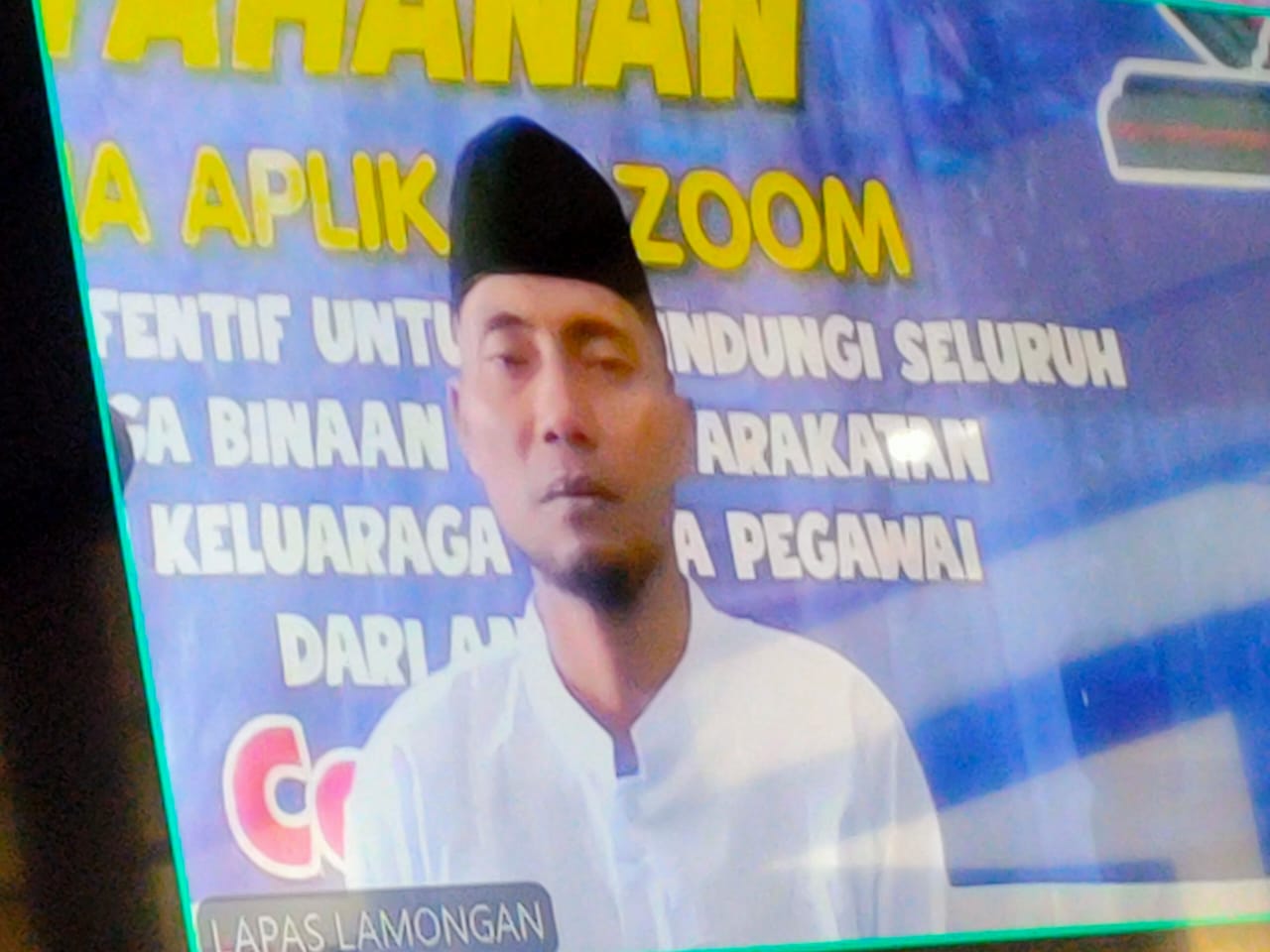 MEMOHON KERINGANGAN: Terdakwa pencurian tiga disel di Kecamatan Tikung, Sarki saat menjalani sidang online di PN Lamongan.&nbsp;(Istimewa / radar lamongan)