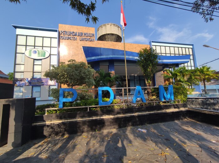 KURANG 50 PERSEN LEBIH:  Perumda Air Minum Lamongan di awal tahun menargetkan 4.500 sambungan baru dan realisasinya baru sekitar 2.000 sambungan. (ANJAR DWI PRADIPTA/RDR.LMG )