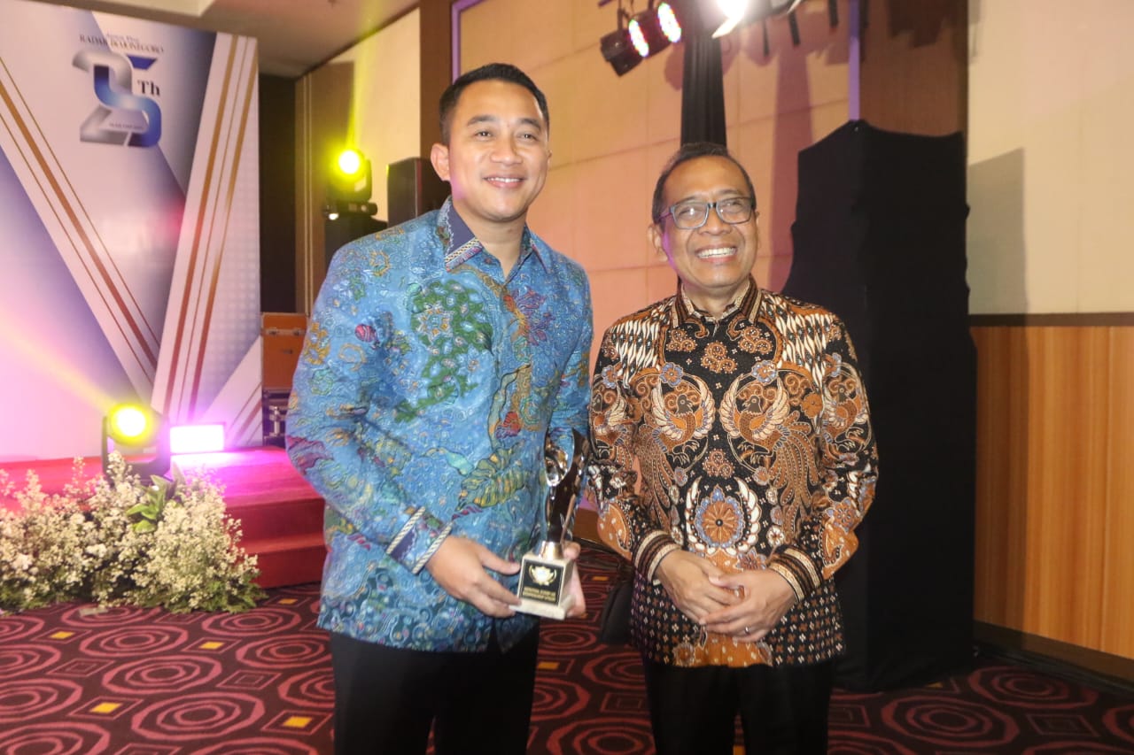 SUKSES: Owner Belikopi, Fariz Julinar Maurisal foto bersama Menteri Sekretaris Negara (Mensesneg), Prof. Dr. Pratikno, M.Soc.Sc saat malam puncak&nbsp; Jawa pos radar Bojonegoro Awards 2024.