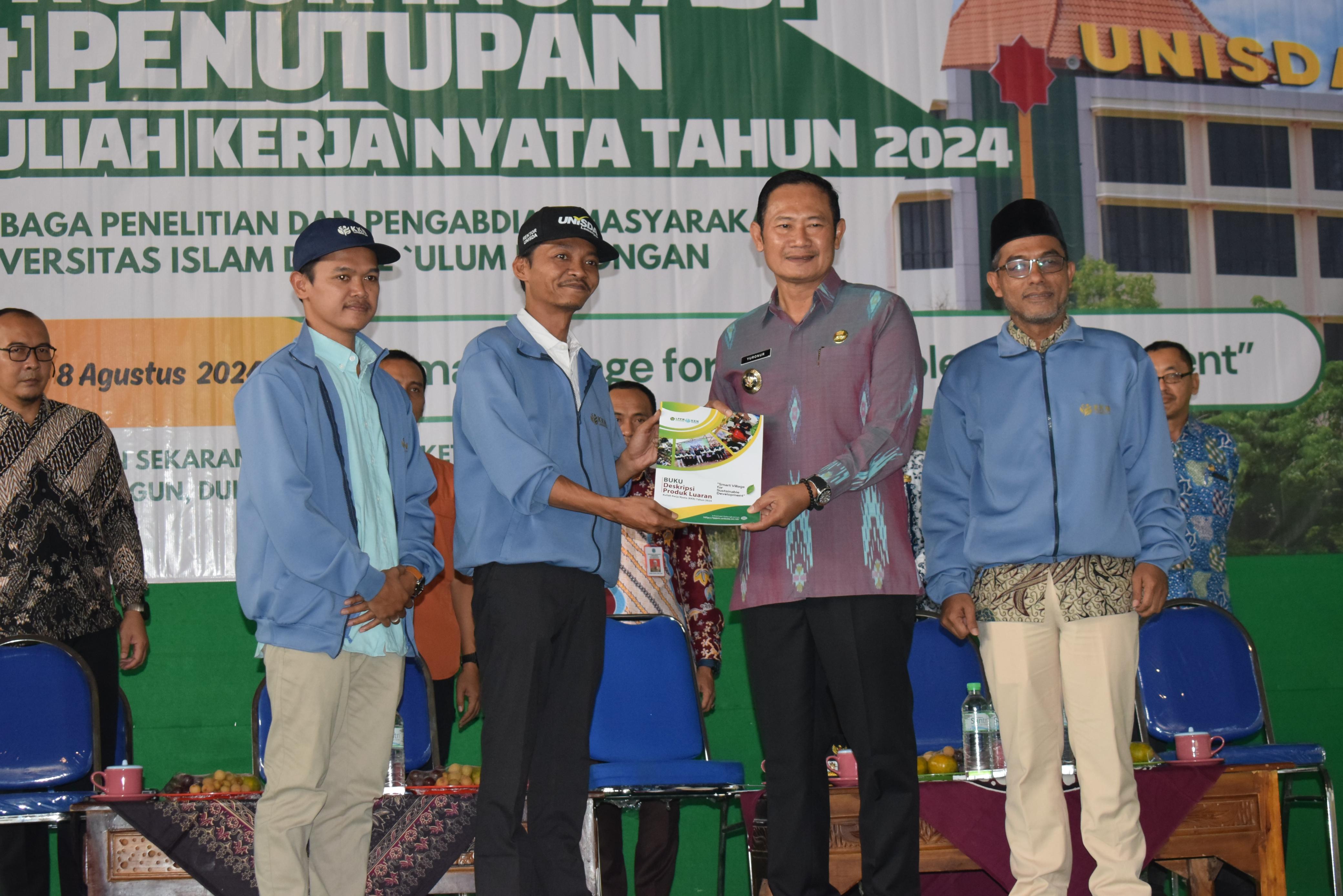 TERIMA CINDERA MATA : Bupati Lamongan, Dr. Yuhronur Efendi, MBA, M.EK menerima Buku Deskripsi Hasil Produk Inovasi KKN Unisda 2024 dari rektor Unisda Lamongan, Muhammad Hafidh Nashrullah, S.E., M.M