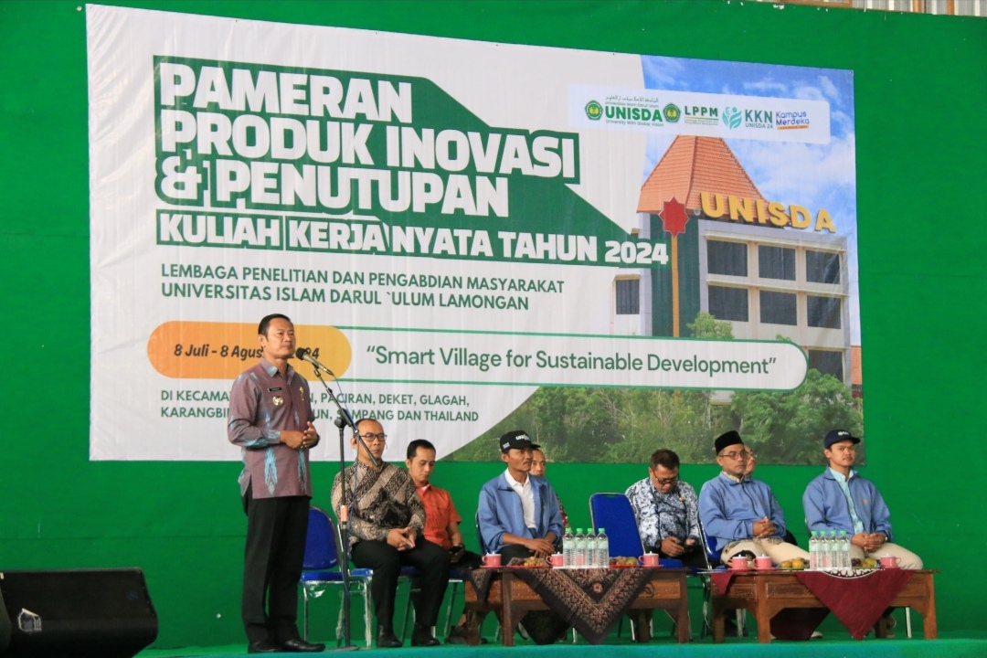 DORONG GENERASI UNGGUL MENUJU INDONESIA EMAS 2024 : Bupati Lamongan, Dr. Yuhronur Efendi, MBA, M.EK Memberikan sambutan saat penutupan KKN Universitas Islam Lamongan ( Unisda) di Gedung Sabudga Unisda