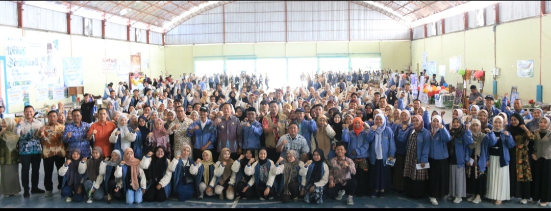 GENERASI UNGGUL : Bupati Lamongan, Dr.  Yuhronur Efendi, MBA,  Jajaran Staf pengajar Unisda dan Mahaiswa foto bersama usai penutupan pelaksanaan KKN Unisda 2024