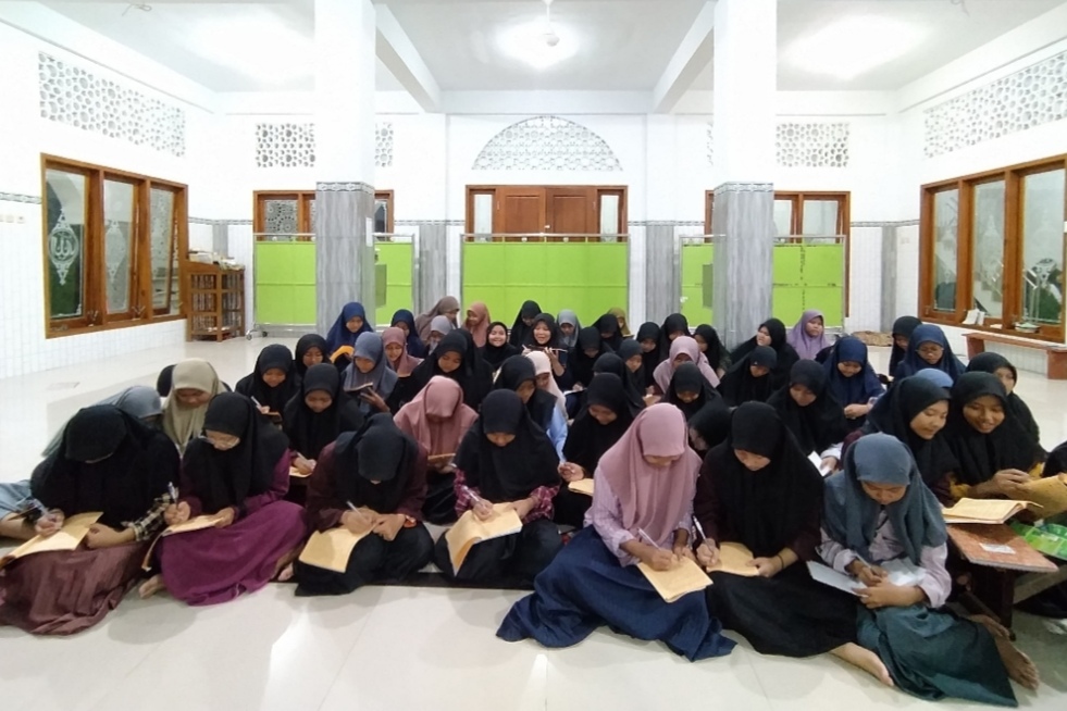 SERIUS: Aktivitas santri sedang menimba ilmu agama di salah satu ponpes di pusat Lamongan.