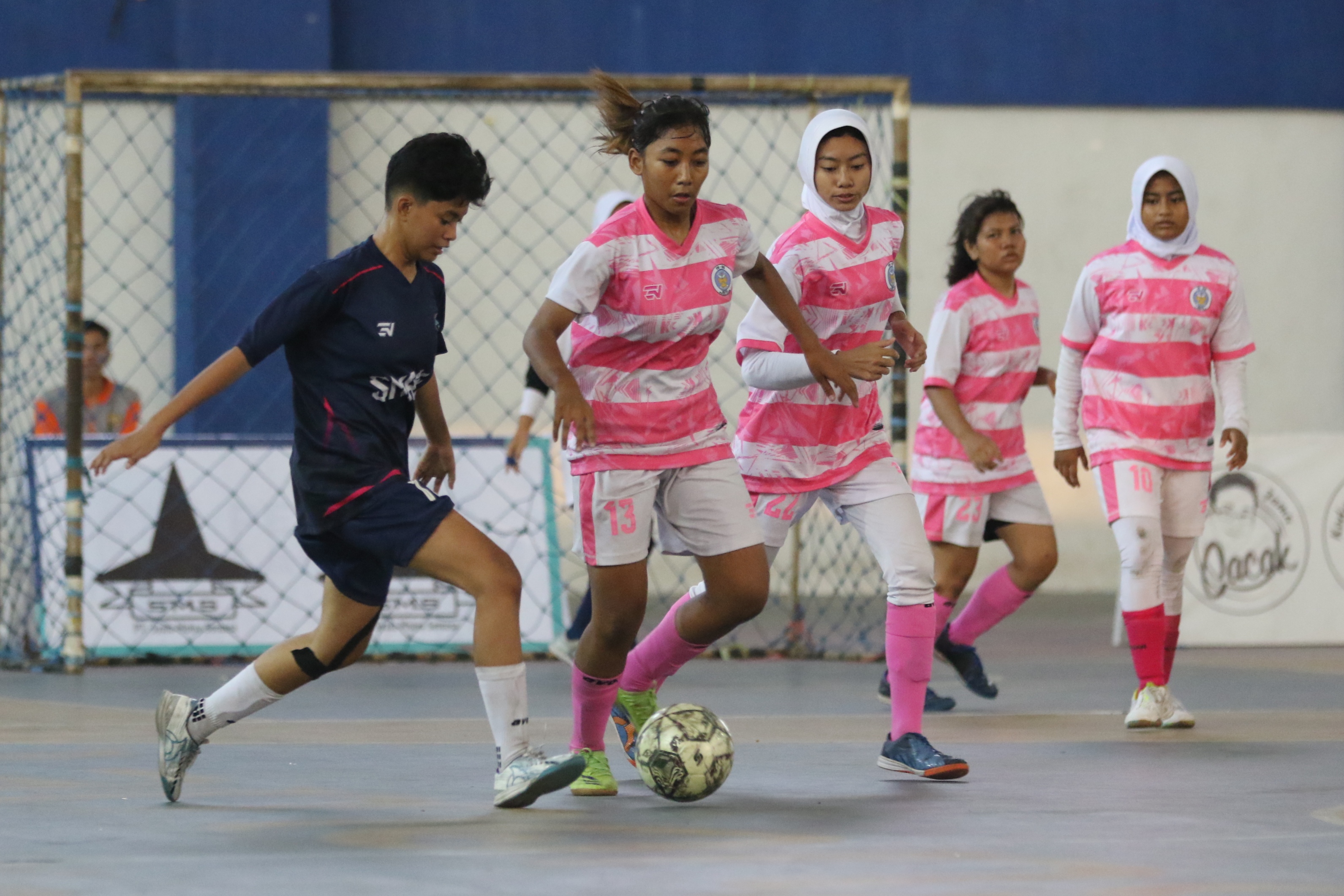 TEMPEL: Pemain SMAN 1 Lamongan dan SMAN 1 Babat pada laga hari terakhir Woman Futsal Championship 2024 di Sport Center Lamongan kemarin (15/8). (ANJAR DWI PRADIPTA/RDR.LMG )