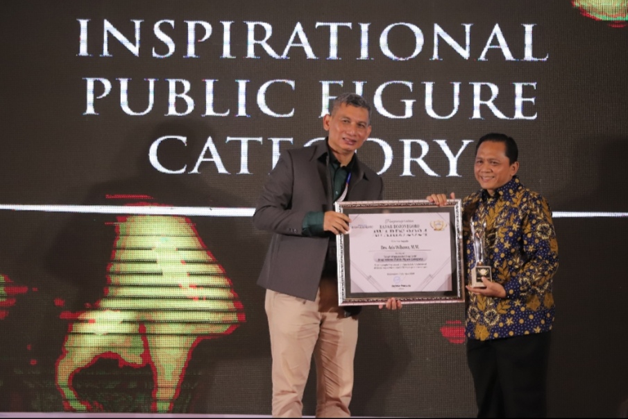 Fo 1:  SELAMAT: Direktur Jawa Pos Radar Bojonegoro, Bachtiar Febrianto saat menyerahkan penghargaan Jawa Pos Radar Bojonegoro Awards 2024 kepada Ketua DPN ASDEKSI, Drs. H. Aris Wibawa.