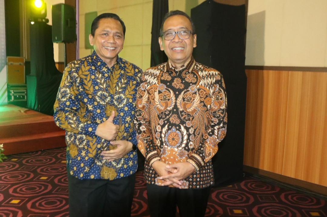 BERSINERGI: Drs. H. Aris Wibawa, MM saat foto bersama Menteri Sekretaris Negara (Mensesneg), Prof. Dr. Pratikno, M.Soc.Sc.