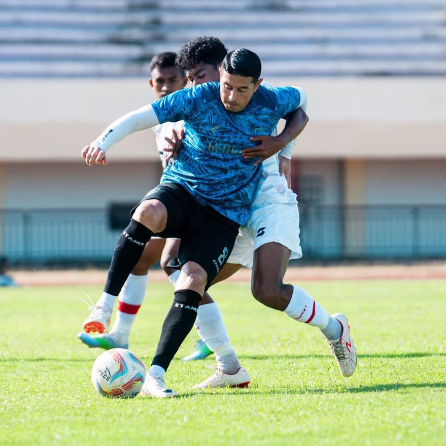 BANYAK EVALUASI: Pemain Persela saat berduel dengan pemain Persekat, dalam laga uji coba di TSC.  (Instagram / @perselafc)