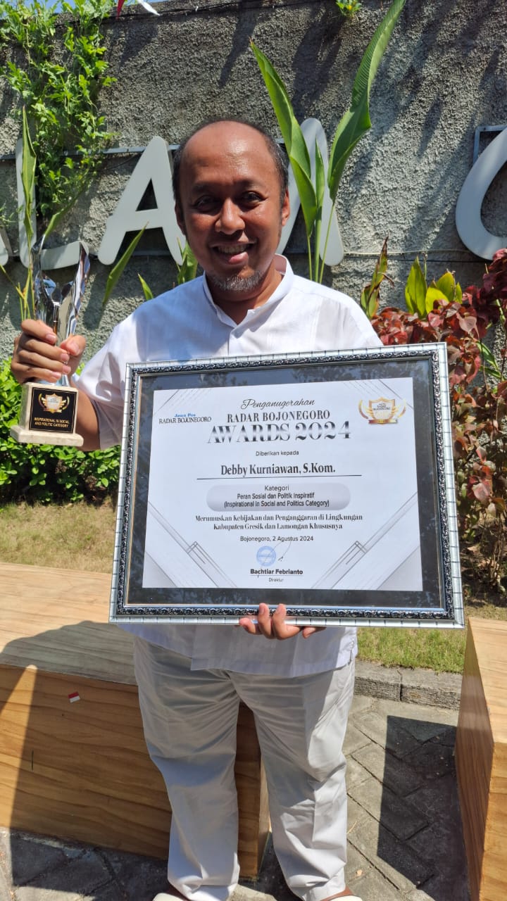 TOREHAN POSITIF: Debby Kurniawan, S. Kom menerima penghargaan Jawa Pos Radar Bojonegoro Awards 2024, kategori inspirational social and politics (peran sosial dan politik inspiratif).&nbsp;
