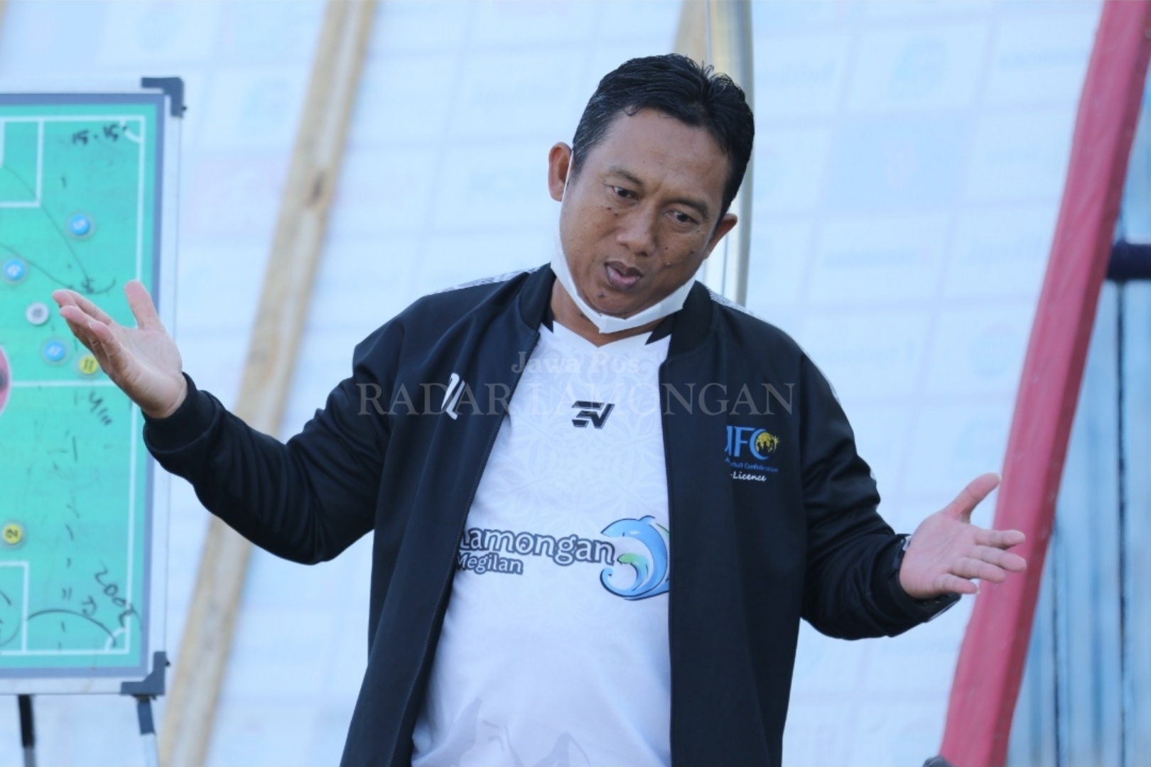 HARUS BERBENAH: Dua kali kekalahan membuat fans setia Persela menyoroti kinerja Didik Ludianto.&nbsp;(Anjar D. Pradipta / Radar Lamongan)