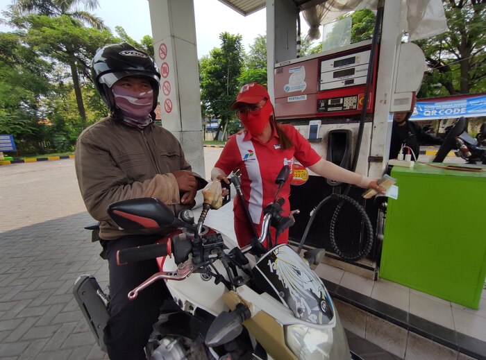 MASIH AMAN: Pengendara motor membeli pertalite di salah satu SPBU. (ANJAR DWI PRADIPTA/RDR.LMG)