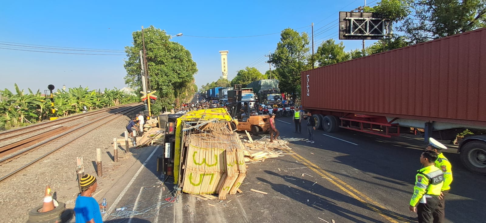 Truk terguling di perlintasan kereta api barat Terminal Lamongan, Rabu (21/8) pagi (Gamal A / Radar Lamongan)