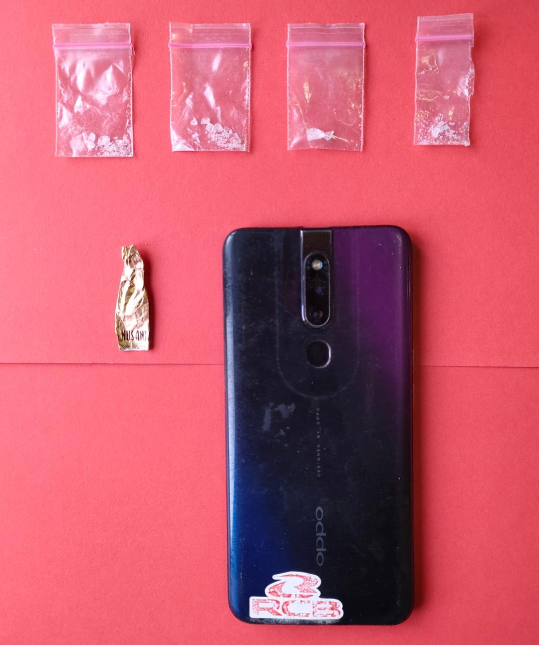 BARANG BUKTI: Sabu dan handphone yang diamankan petugas. (GAMAL A/RDR.LMG)