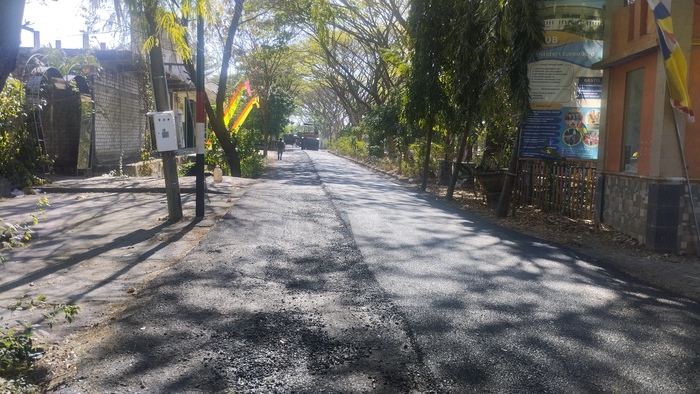 DITINGGIKAN: Pengaspalan dilakukan untuk perbaikan jalan di samping Masjid Al Azhar Lamongan. (RIKA RATMAWATI/RDR.LMG)