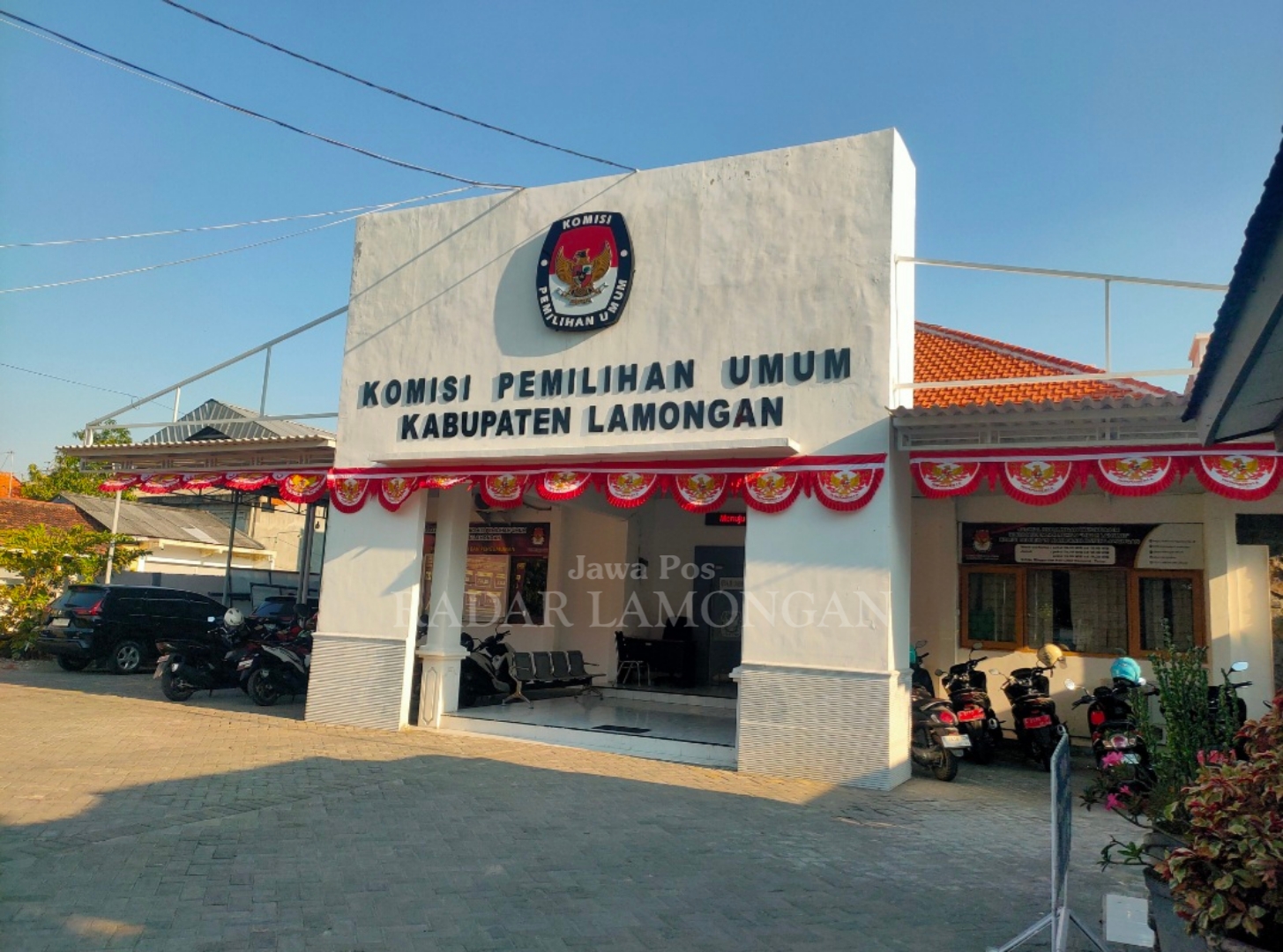 SUKSESKAN PEMILU: KPUK Lamongan melaksanakan kegiatan kirab maskot, Kamis (22/8), untuk mensosialisasikan pelaksanaan Pilkada. IST/RDR.LMG