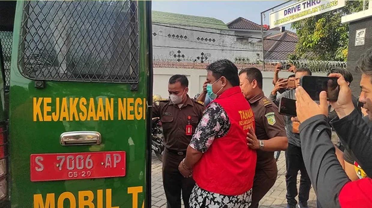 NAIK KE MOBIL TAHANAN: Kades Wotan, Kecamatan Sumberrejo, Kabupaten Bojonegoro Anam Warsito ditetapkan tersangka dalam kasus dugaan korupsi pengadaan mobil siaga desa. (WAHYU DHANI ALFIANSYAH/RADARBOJ
