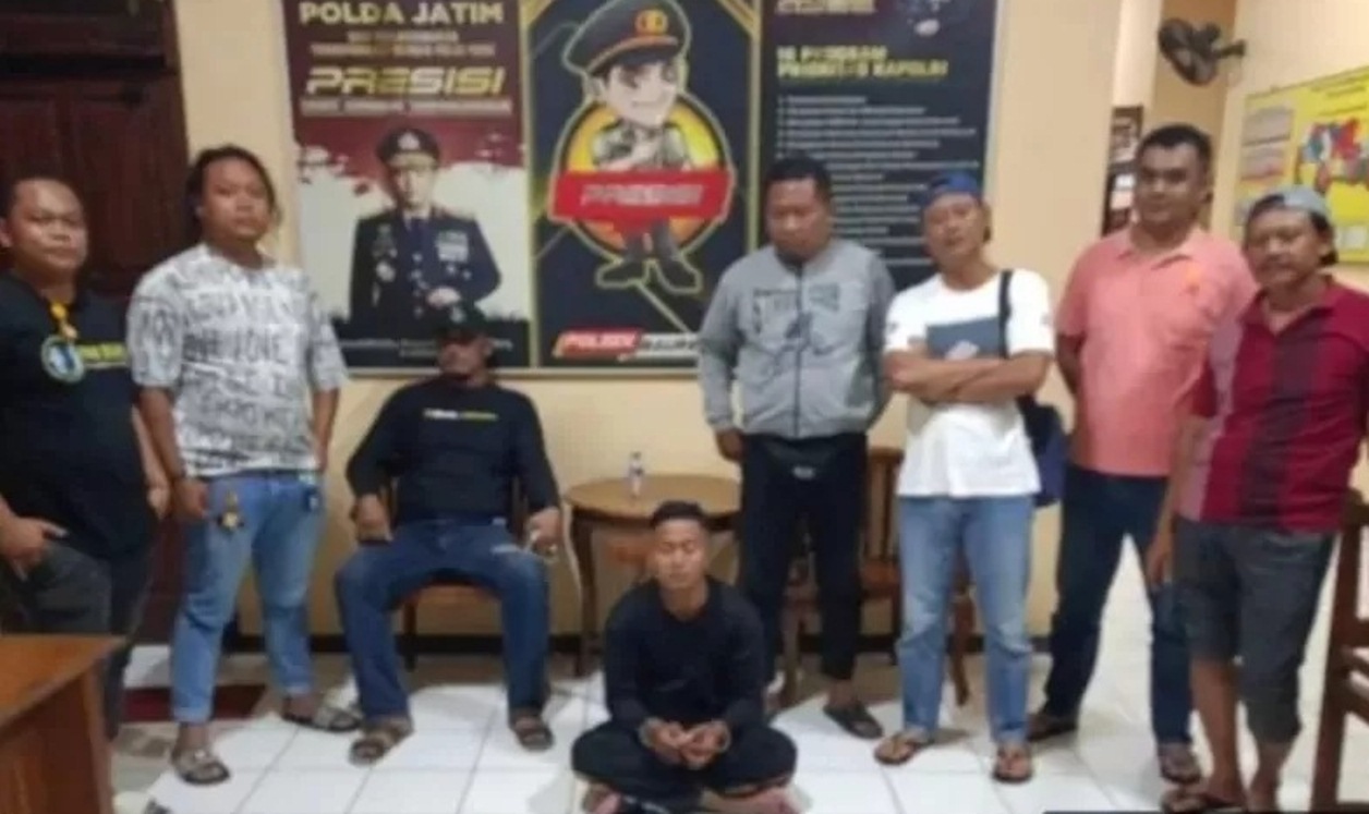 DIRINGKUS: Polisi mengamankan tersangka pelecehan terhadap jemaah perempuan di Masjid Desa Gunungsari, Kecamatan Baureno, Bojonegoro. (FOTO: JAWAPOS.COM)