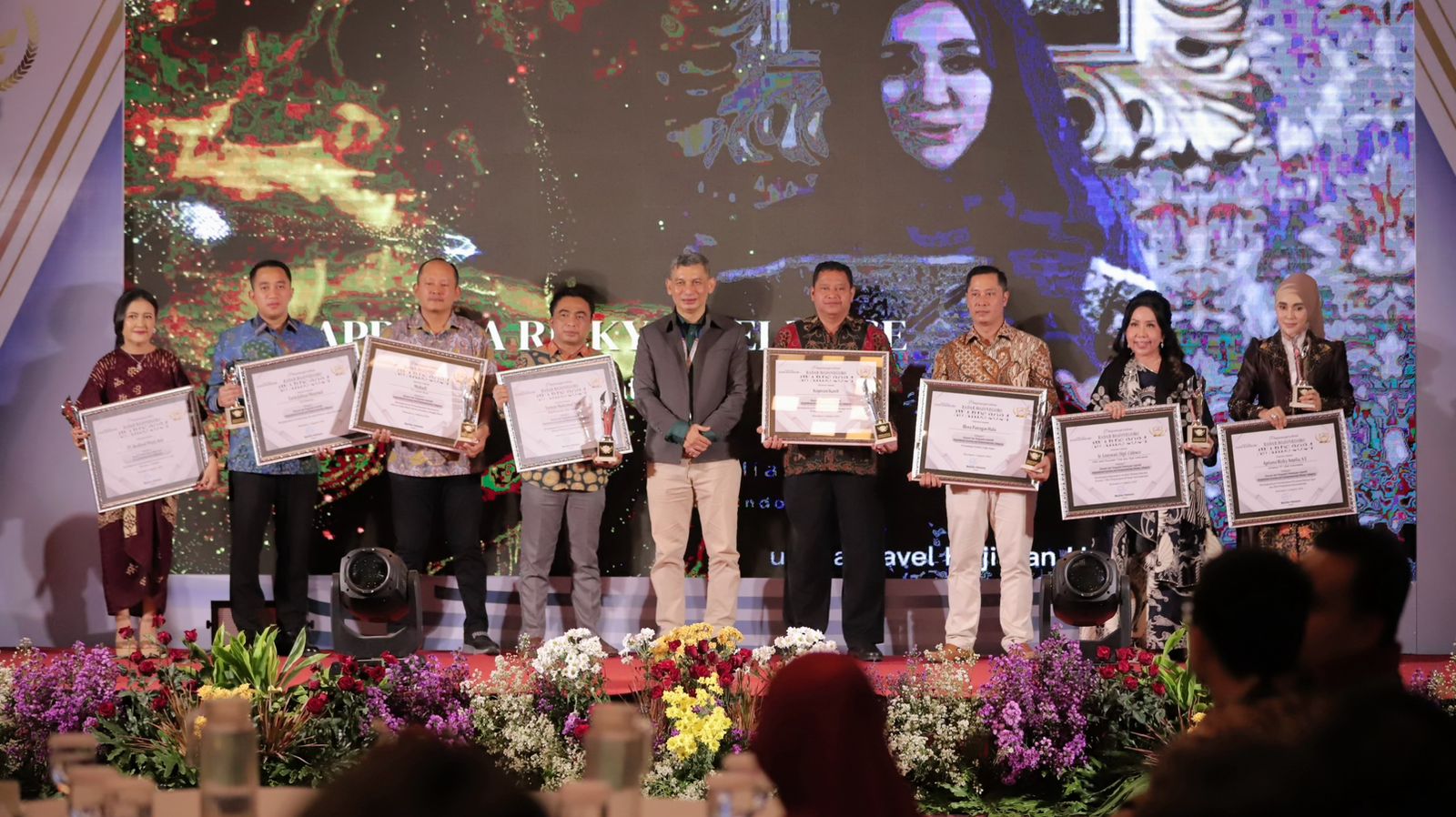 SELAMAT DAN SUKSES : Rizky Amelia, Owner PT Elaf Indonesia (Paling Kanan) menerima penghargaan dari Jawa Pos Radar Bojonegoro Award 2024 kategori Inspirational Economic and Enterpreneurship.