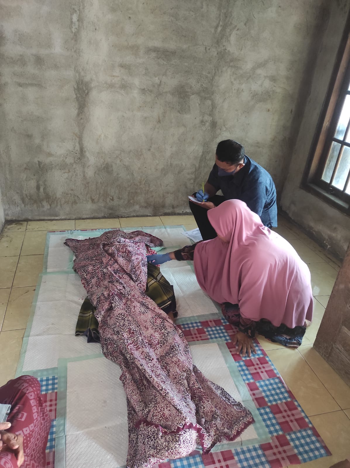 Jenazah pemuda asal Desa Takerharjo Kecamatan Solokuro yang tewas usai meloncat dari tower BTS di Desa Dagan (Ist. / Radar Lamongan)