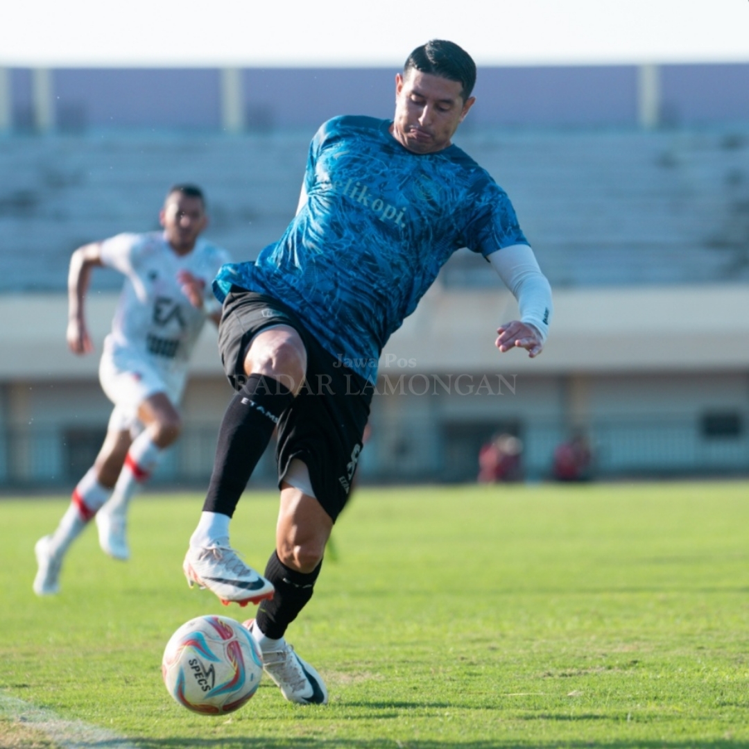 BELUM BERADAPTASI: Sejak bergabung dengan Persela, Esteban Vizcarra belum menunjukkan performa terbaiknya (Dok. Persela For Radar Lamongan)
