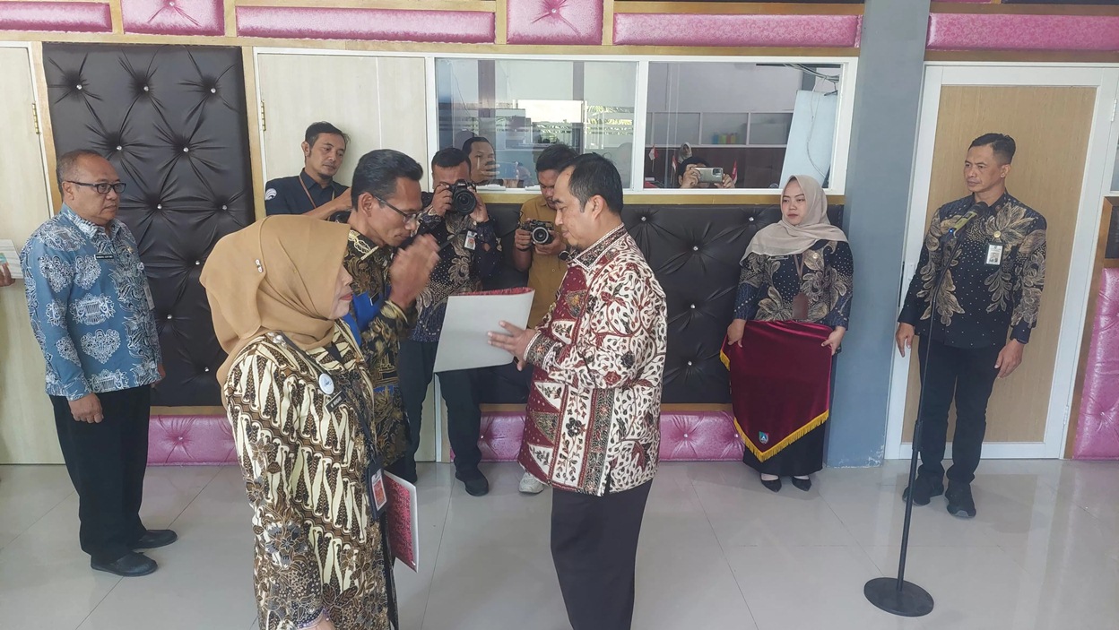BUNTUT VIDEO VIRAL BERDUAAN DI RUANG SEKRETARIS DINAS: Pj Bupati Jombang Teguh Narutomo menyerahkan SK Plh Kepala dan Sekretaris Dinas Pendidikan dan Kebudayaan Jombang (Achmad RW/Radar Jombang)
