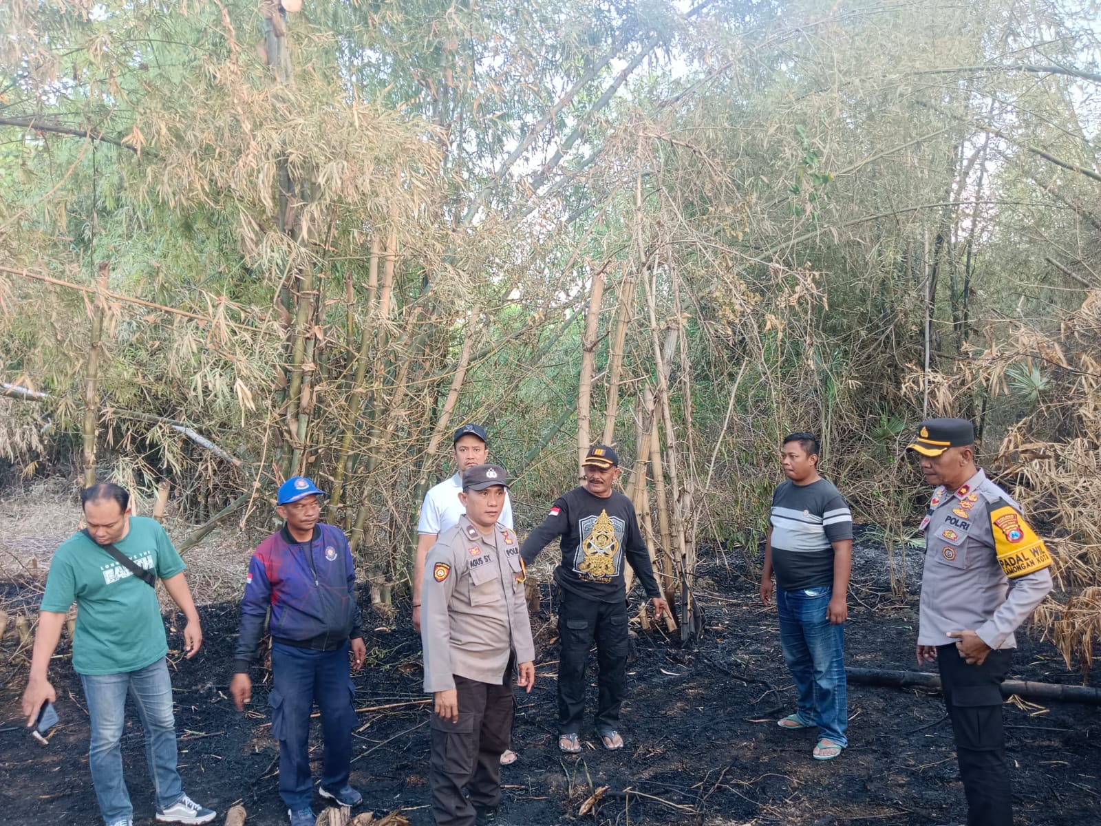 Petugas mendatangi tempat kejadian terbakarnya kakek di Desa Rancangkencono Kecamatan Lamongan (Ist. / Radar Lamongan)