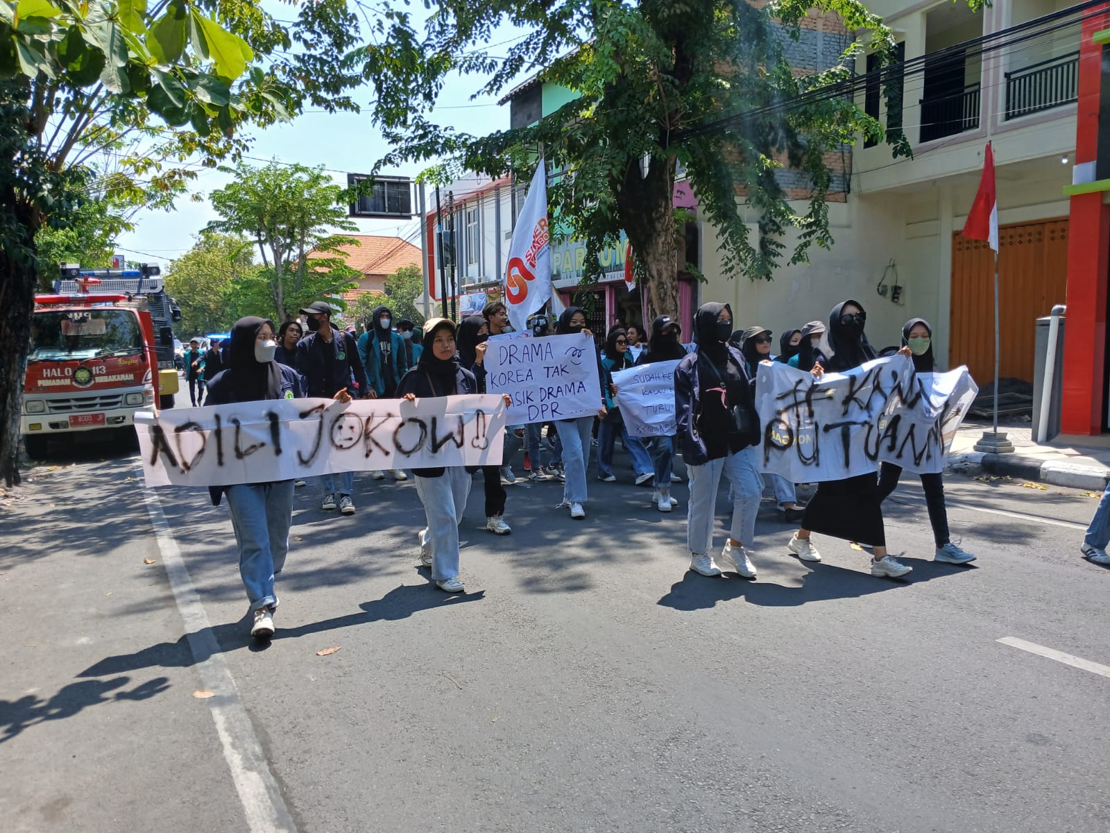 Kelompok BEM dari 3 Universitas di Lamongan ikut Gelar Aksi #kawalputusanMK (Anjar D. Pradipta / Radar Lamongan)