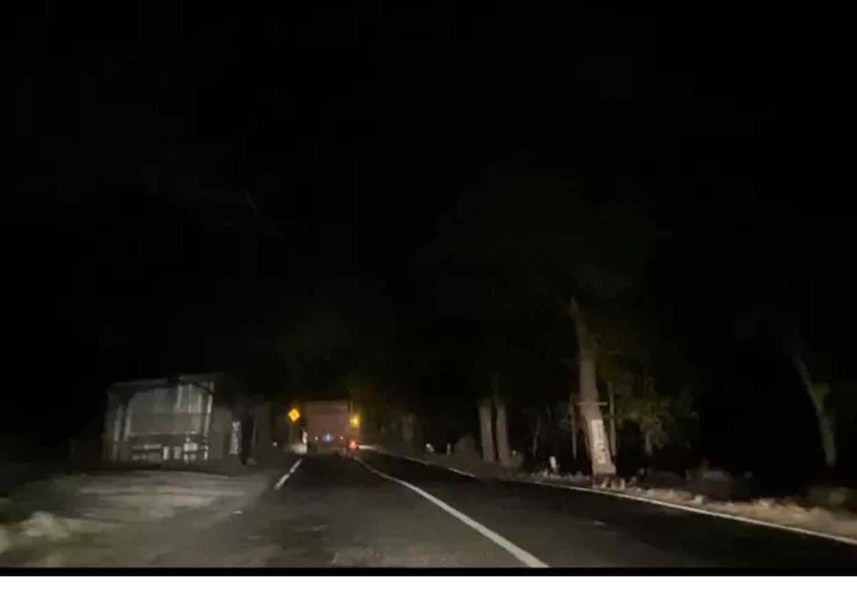 KURANG PENERANGAN: PJU di sepanjang Jalan Perbatasan Jombang-Lamongan ini mati, ternyata disebabkan kabelnya hilang (Azmy Endiyana Z/Radar Jombang)