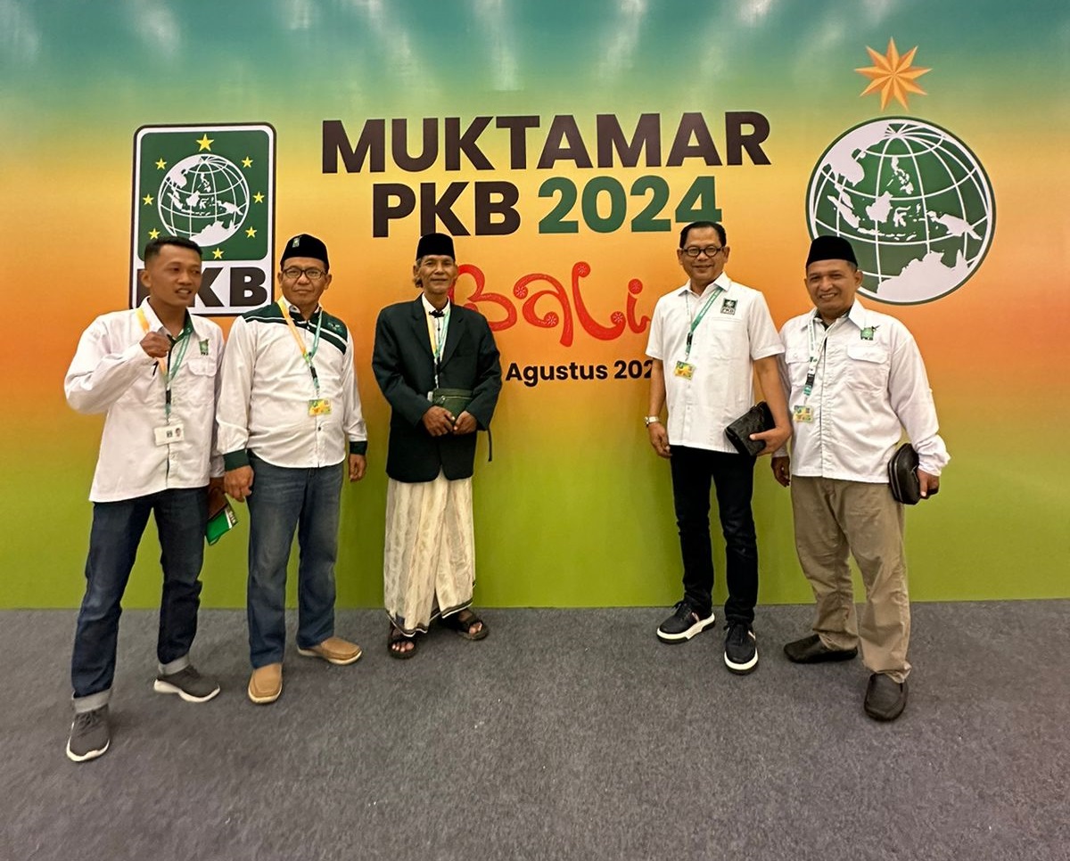 DUKUNGAN TAK SIA - SIA: Ketua DPC PKB Lamongan, H Abdul Ghofur (dua dari kanan) menghadiri muktamar PKB di Bali. Usulan PKB Lamongan agar Gus Muhaimin terpilih lagi akhirnya terwujud. (IST/RDR.LMG)