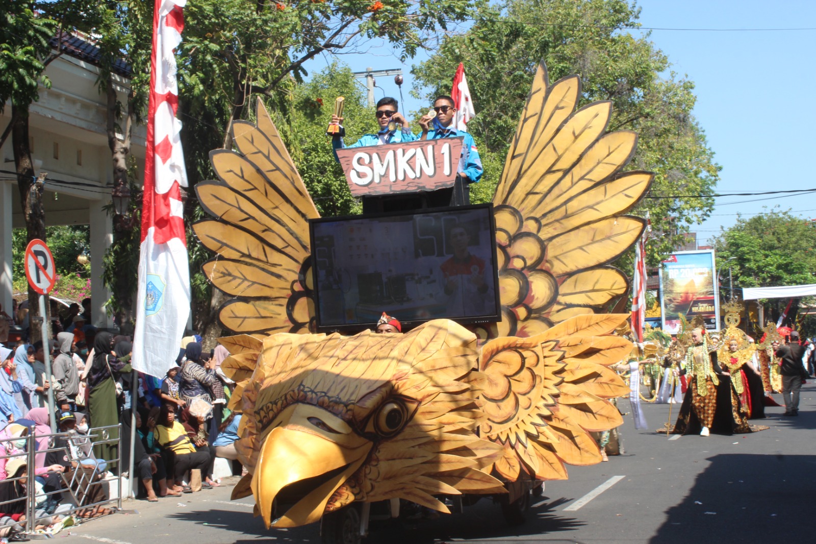 MEMBANGGAKAN: Siswa SMKN 1 Lamongan menunjukkan prestasi tingkat nasional dan internasional dalam Megkarnaval 2024.&nbsp;