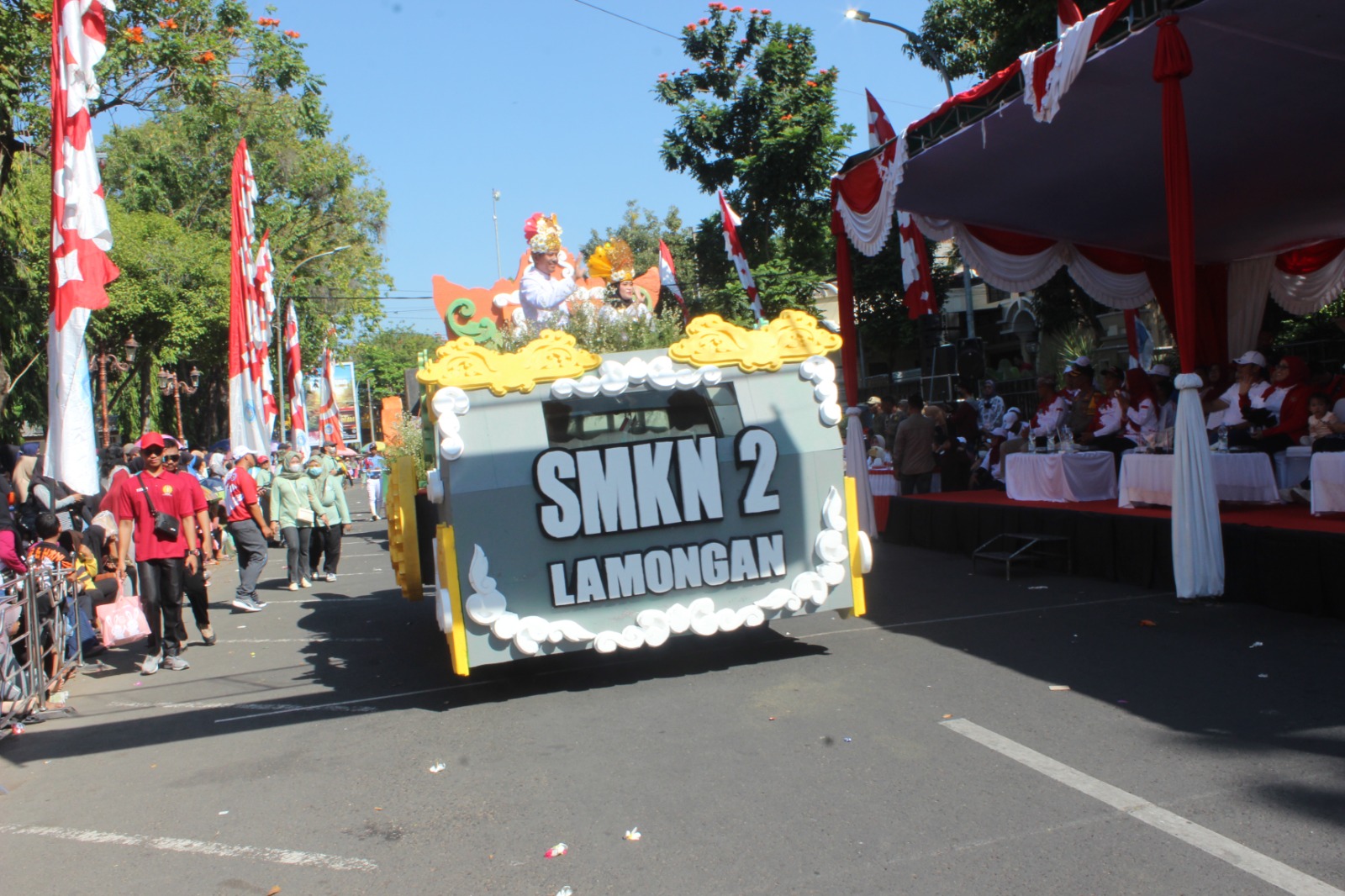 RAMAH: Kepala SMKN 2 Lamongan, Roni Zuzun Nasution, S.Kom, M mengendarai kendaraan yang dihias menyapa penonton Megkarnaval.&nbsp;