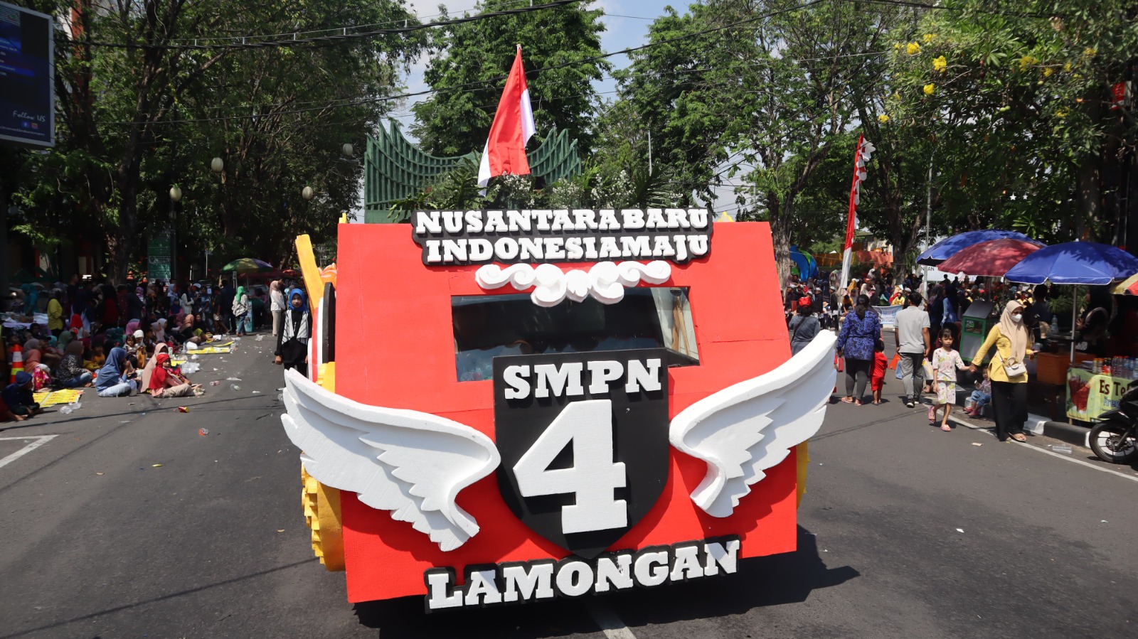 MENGESANKAN: Miniatur Ibu Kota Nusantara (IKN) yang ditampilkan SMPN 4 Lamongan di Megkarnaval 2024.
