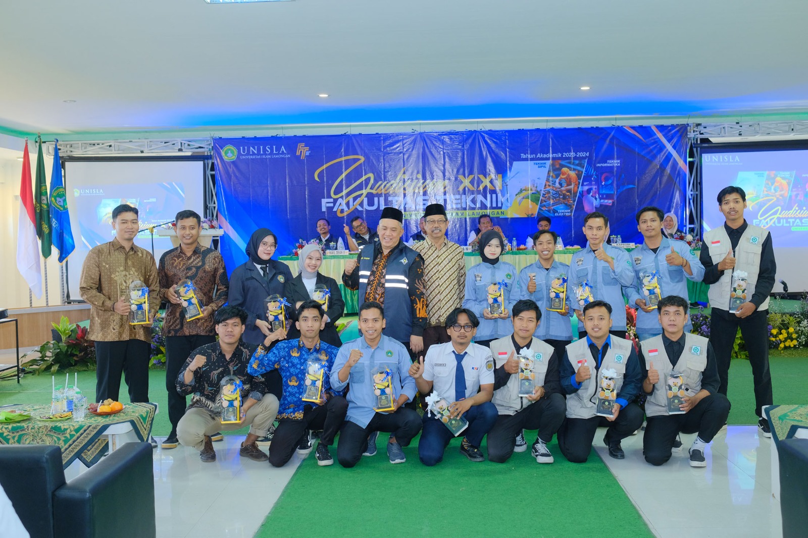 MEMBANGGAKAN: Rektor Unisla, Dr. Abdul Ghofur, SE, M.Si dan Ketua YPPTI Sunan Giri, Bambang Eko Muljono foto bersama mahasiswa Fakultas Sains dan Teknologi Unisla berprestasi.&nbsp;