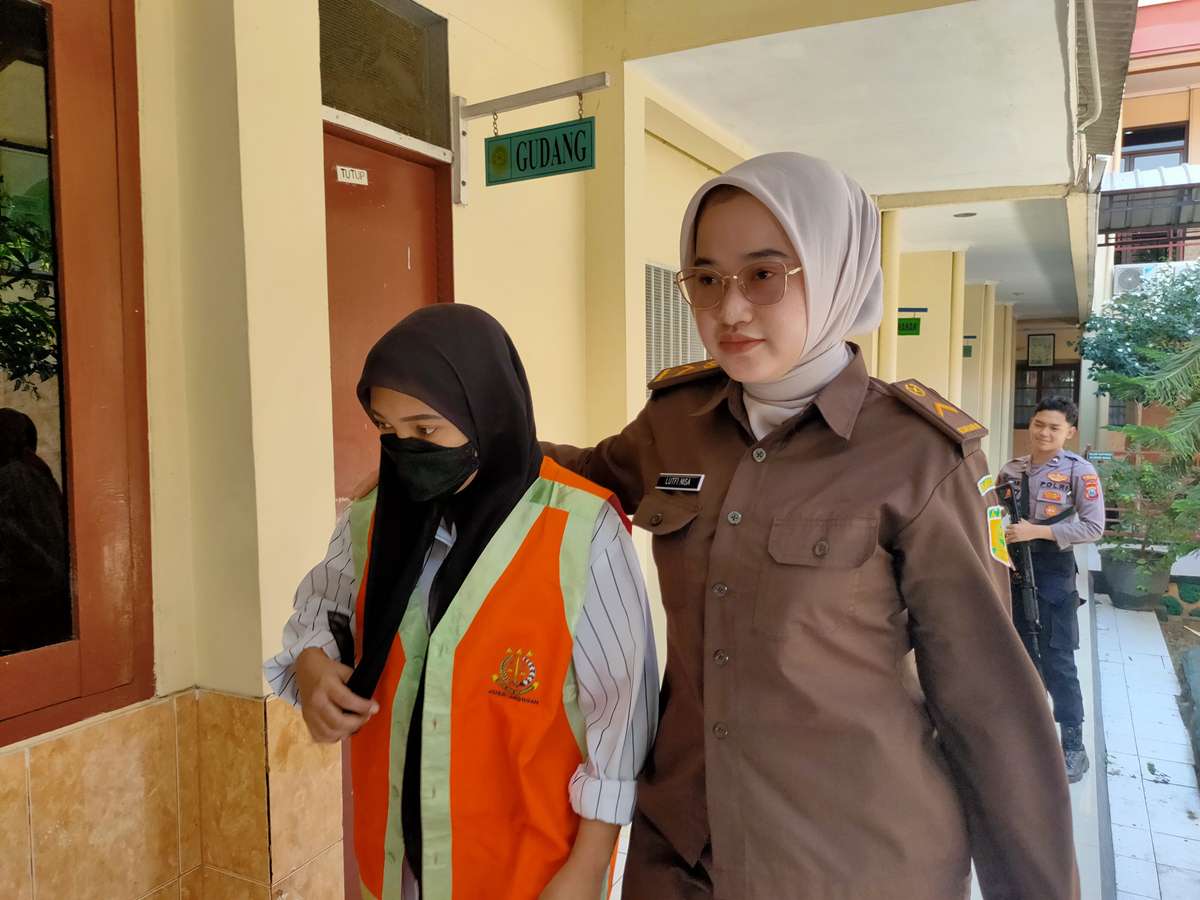 DITUNTUT 17 TAHUN: Nur Fadillah alias Didi Manggala ketika dikawal petugas di Pengadilan Negeri Lamongan pada sidang 13 Agustus. (IST/RDR.LMG)