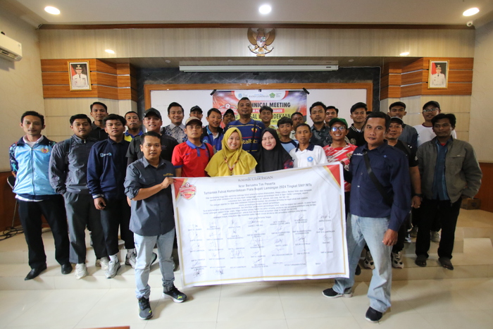 SIAP JAGA SPORTIVITAS: Ketua Panitia Turnamen Futsal Kemerdekaan Gamal A (depan, kiri) bersama perwakilan tim peserta turnamen yang menandatangani ikrar bersama. (ANJAR DWI PRADIPTA/RDR.LMG)