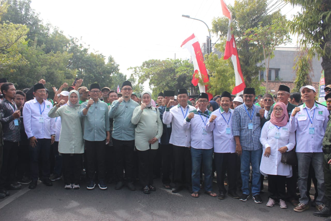 DAFTAR DI HARI KEDUA : Bakal Calon Bupati dan Wakil Bupati Lamongan, Abdul Ghofur &ndash; Firosya Shalati Bersama Pendukungnya kemarin (28/8). (ASIP A/RDR.LMG)