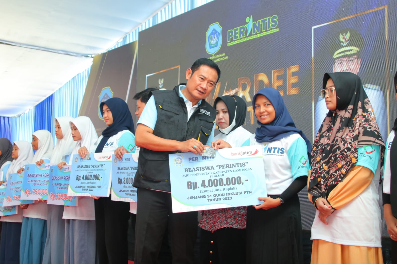 BANGUN SDM UNGGUL: Bupati Yes menyerahkan beasiswa Perintis kepada  jenjang S1 guru inklusi PTN.