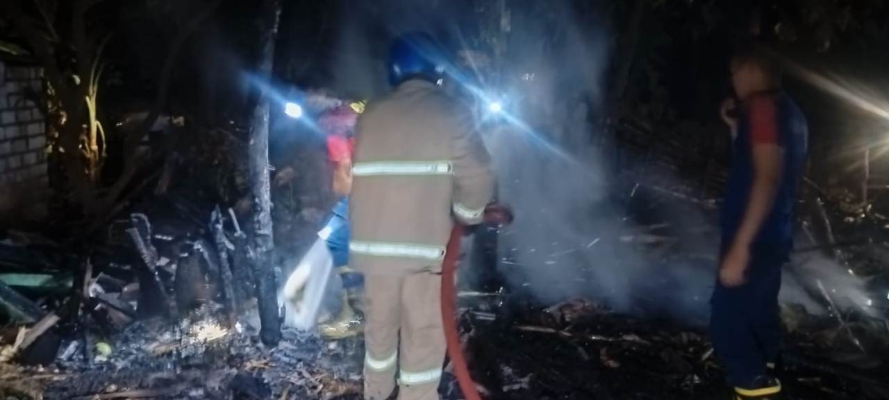 LUDES: Kandang ternak di Kecamatan Solokuro yang terbakar. (IST/RDR.LMG)