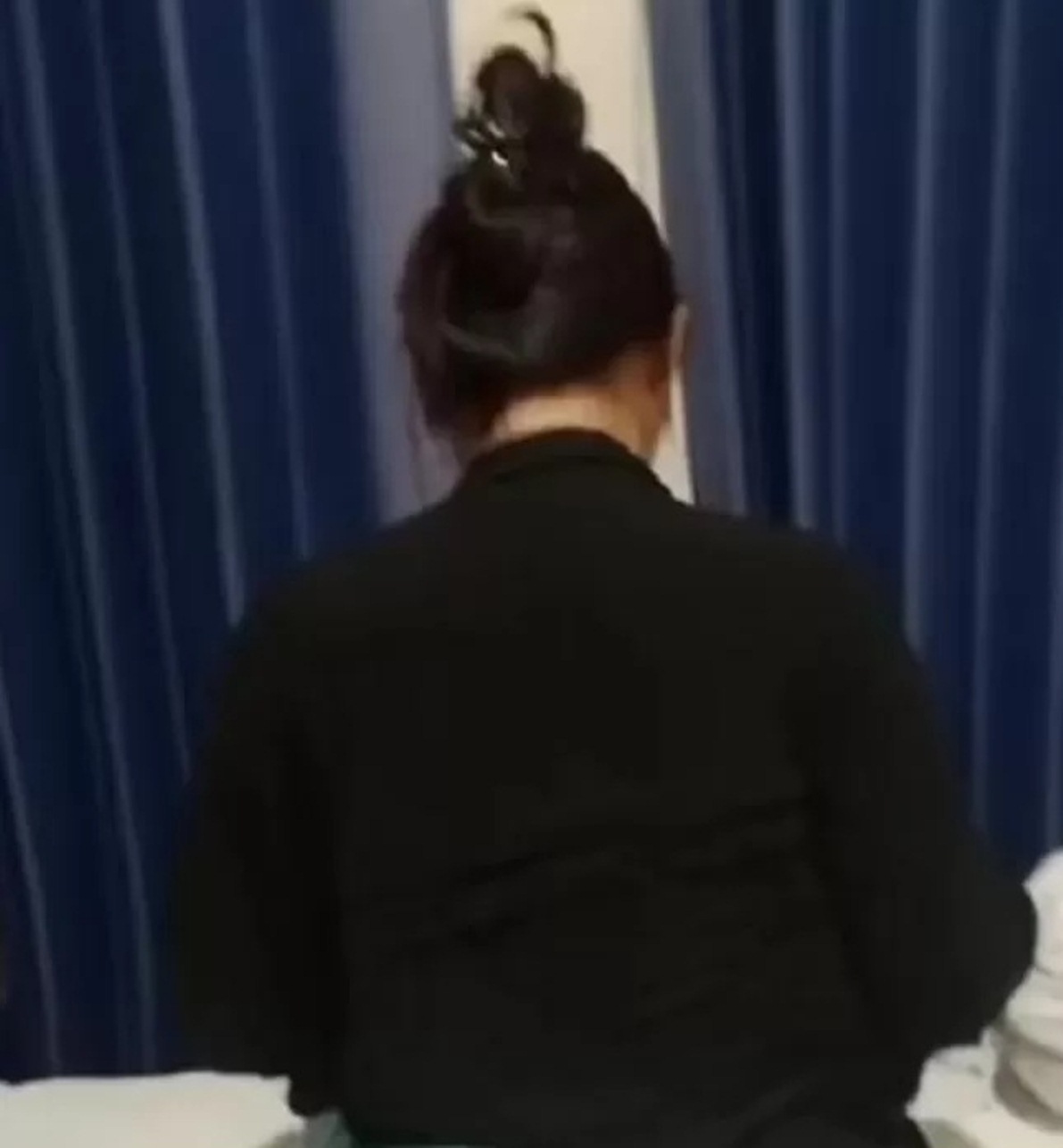 SEMPAT VIRAL: Seorang ibu rumah tangga diduga digerebek suami di kamar losmen karena diduga selingkuh. (Medsos/Radar Gresik)