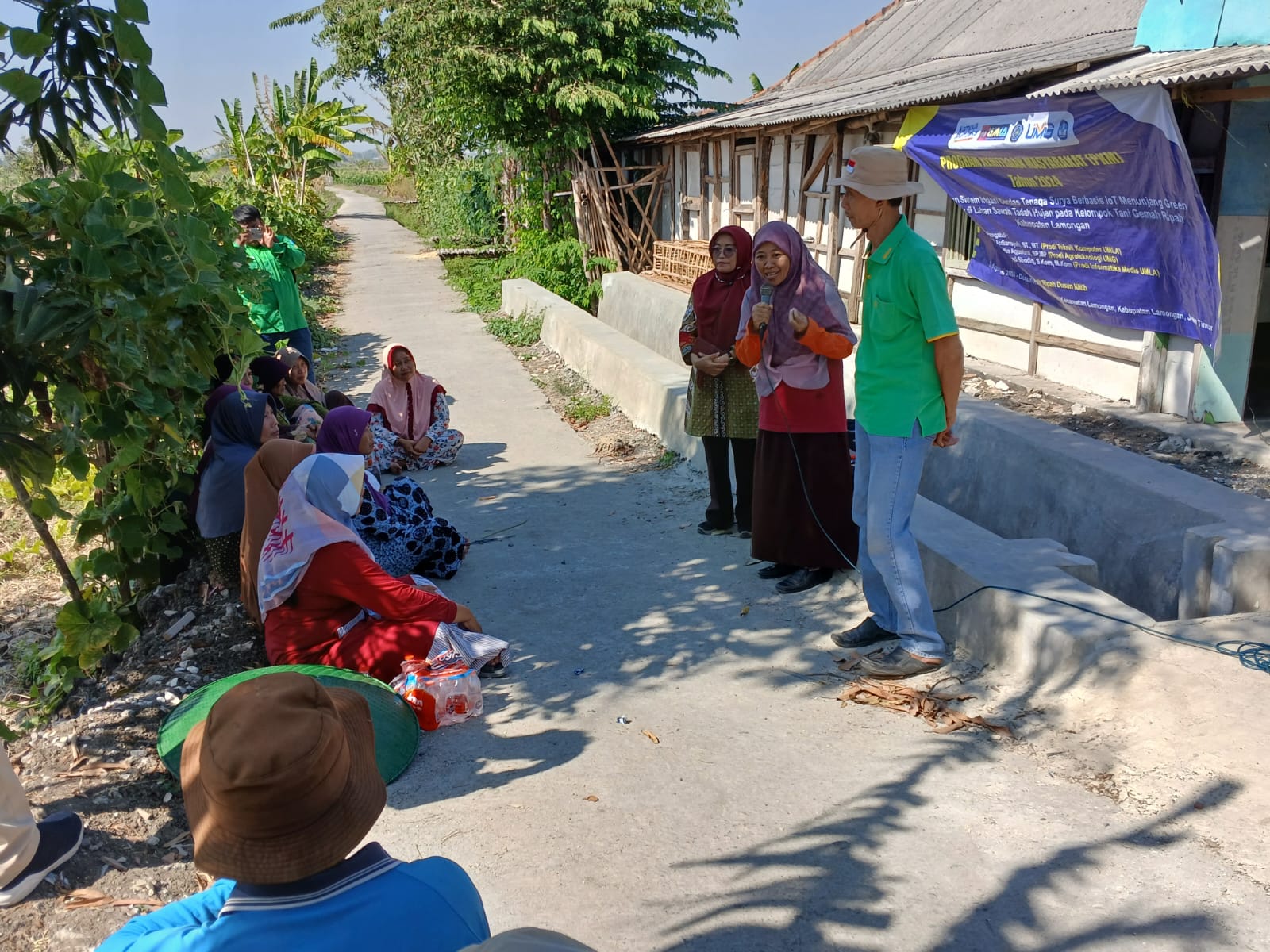 Terjun langsung ke lapangan, beri solusi jangka panjang masalah pengairan pertanian di Dusun Klitih Desa Wajik Kecamatan Lamongan (Anjar D. Pradipta / Radar Lamongan)