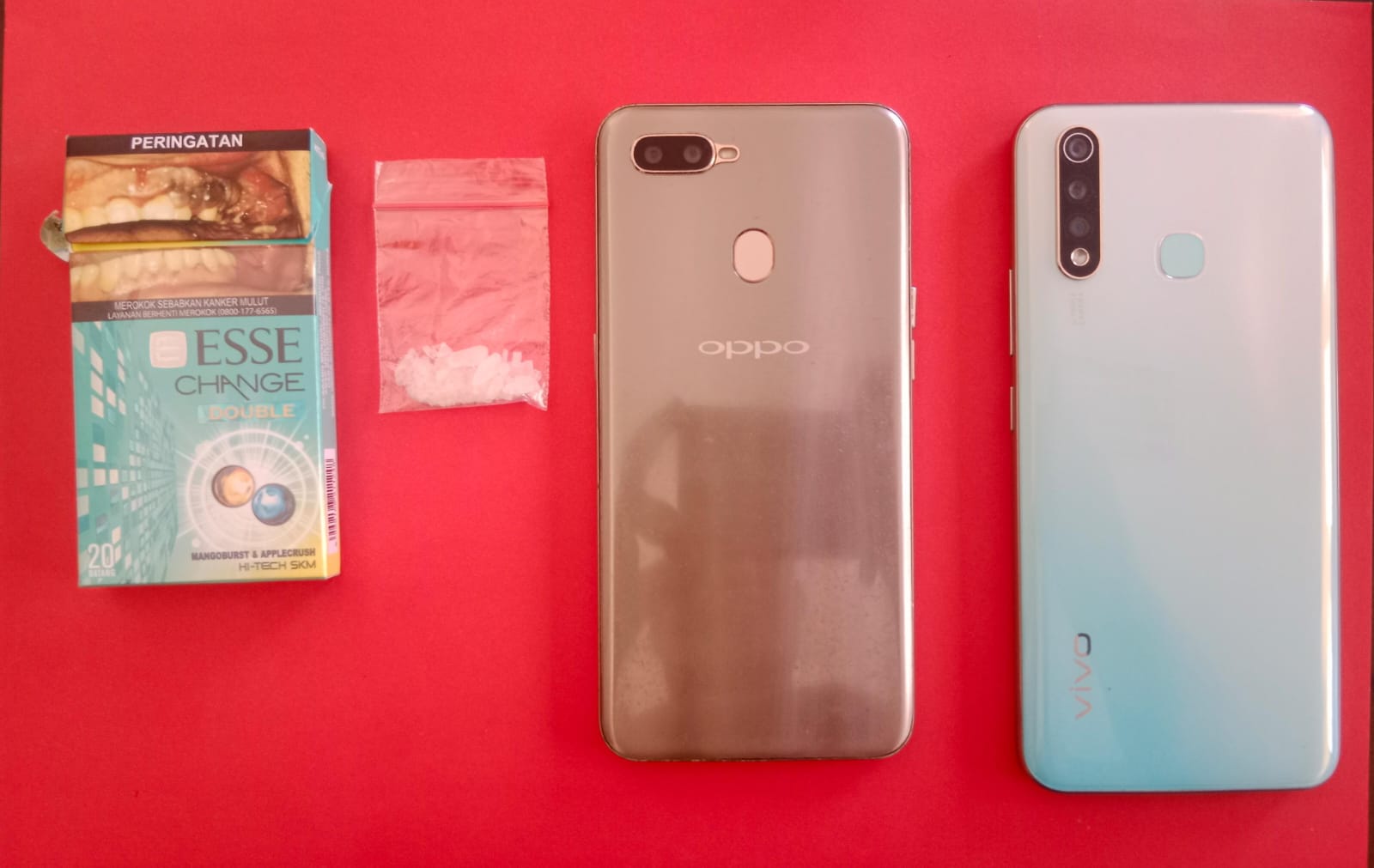 Dari dua terdakwa, petugas mengamankan satu klip sabu-sabu dengan berat 1,04 gram, satu bungkus rokok warna biru, dan dua buah HP. (Ist. / Radar Lamongan)