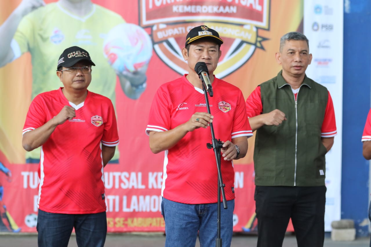 Bupati Yes saat membuka turnamen futsal Kemerdekaan antar SMP/ MTs yang diselenggarakan Jawa Pos Radar Lamongan bekerjasama dengan Dinas Pendidikan Lamongan dan Kantor Kemenag Lamongan.