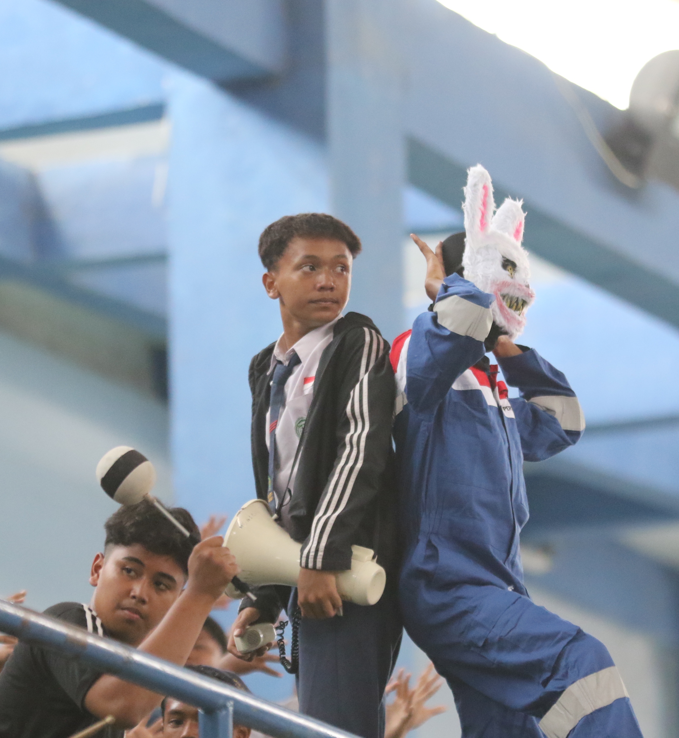 KREATIF: Penampilan kelompok suporter  MTs Negeri 1 Lamongan. (ANJAR DWI PRADIPTA/RDR.LMG)