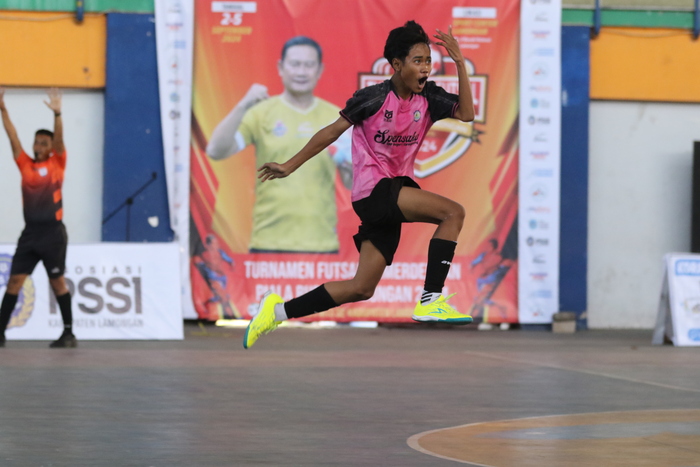 SELEBRASI: Gaya A Rizky setelah mencetak gol kemenangan bagi SMPN 1 Karanggeneng pada laga kemarin. (ANJAR DWI PRADIPTA/RDR.LMG)