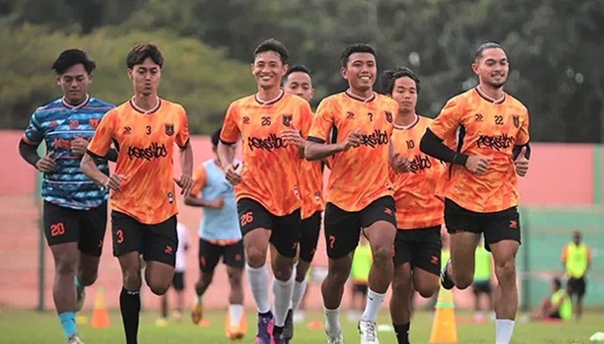 SATU GRUP DENGAN PERSELA &ndash; GRESIK UNITED: Pemian Persibo saat latihan di Stadion Letjend Soedirman. Menjelang Kickoff menyisakan waktu sekitar sepekan. (HAKAM ALGHIFARI/RADAR BOJONEGORO)