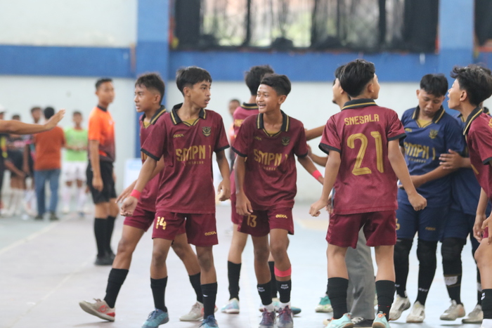 Pemain SMPN 1 Lamongan saat merayakan kemenangan atas SMPN Tikung. (Anjar/Radar Lamongan)