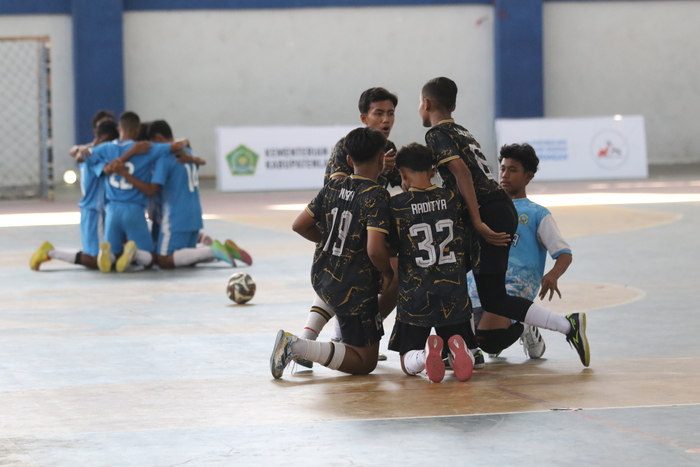 BERSIAP : Tim SMPN 1 Mantup (jersey hitam) melakukan persiapan sebelum dikalahkan SMPN 1 Kembangbahu. (Anjar/Radar Lamongan)