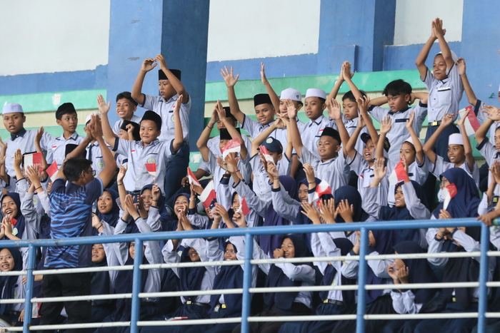 BERSEMANGAT : Suporter siswa-siswi MTs Unggulan Sabilillah (MATAS) mengikuti gerakan penyemangat dari gurunya. (Anjar/Radar Lamongan)
