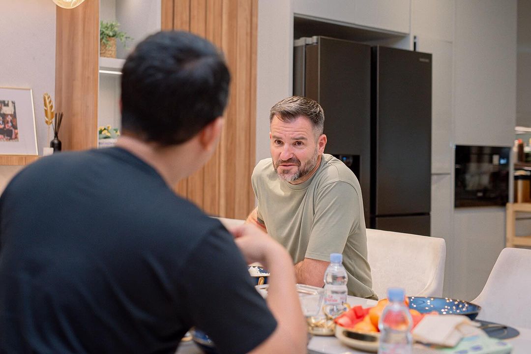 Simon Mcmenemy berdiskusi dengan manajer Persela, Fariz Julinar Maurisal (Instagram : @farizjulinarmaurisal)